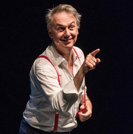 Massimo Rocchi qui montre du doigt