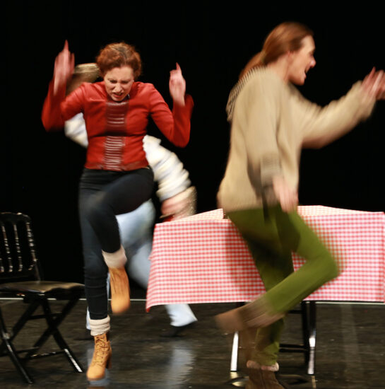 Deux femmes courent et sautent
