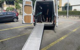 Camion dont les portes sont ouvertes avec une rampe