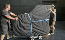Le piano emballé est conduit dans la petite salle