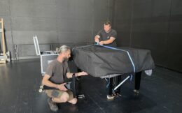 Les deux personnes montent le piano