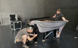 Les deux personnes montent le piano